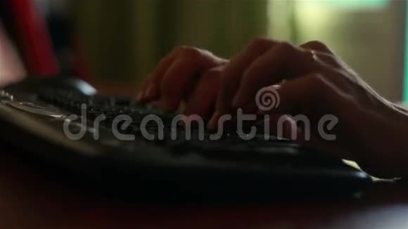 女性的双手在电脑键盘上完成工作视频的预览图