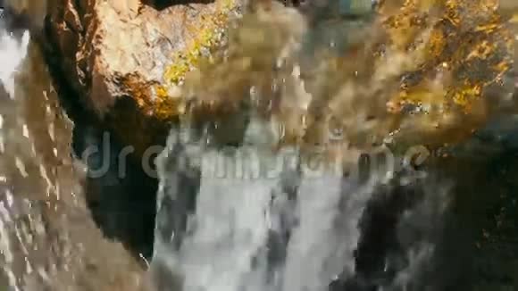 溪流或河流的湍流水视频的预览图