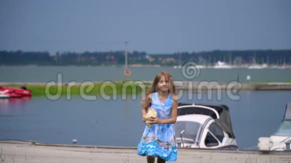 这位金发姑娘在码头上的一块草坪上转了个弯视频的预览图