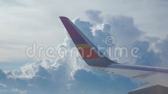 彩色飞机翼缘对美丽的云视频的预览图