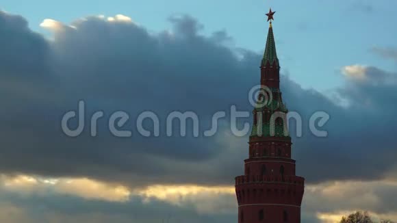 星星在莫斯科克里姆林宫的塔上旋转伴随着美丽的云彩流逝视频的预览图