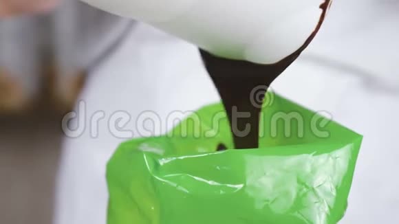 在糕点袋中倒入液体巧克力视频的预览图