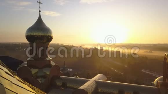 日出时的鸟瞰教堂4KUHD视频的预览图