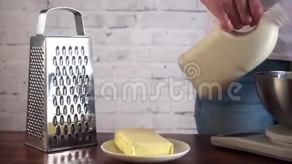 女人准备面团把牛奶倒进碗里慢动作视频的预览图