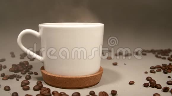 烟吹在咖啡的白色杯子上视频的预览图