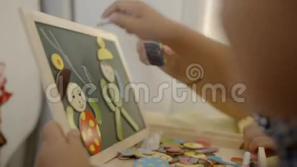 对儿童进行游戏和绘画教育视频的预览图