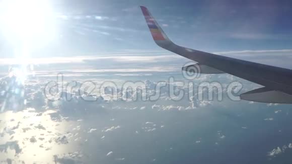 在阳光明媚的一天在稀少的云层和海面上空飞行的客机视频的预览图