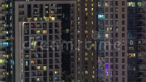 多层建筑的窗户里面有照明公寓里在公寓时间推移视频的预览图