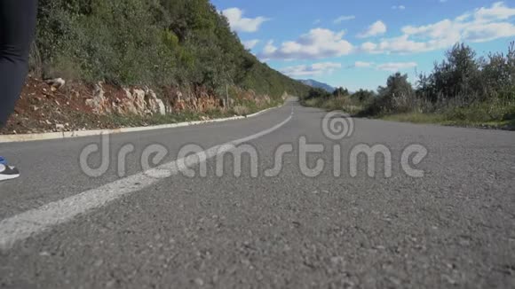 户外健身妇女在开阔的乡间道路上奔跑的镜头视频的预览图