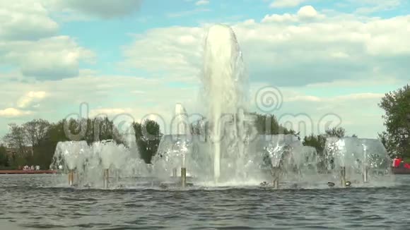 一个美丽的喷泉在阳光下缓慢移动视频的预览图