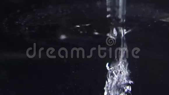 把油浇到水里关闭慢动作录像视频的预览图