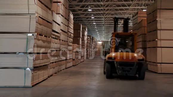 木材厂仓库的装载机视频的预览图