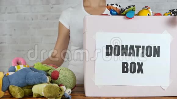 女人准备在慈善商店捐赠玩具慢动作视频的预览图