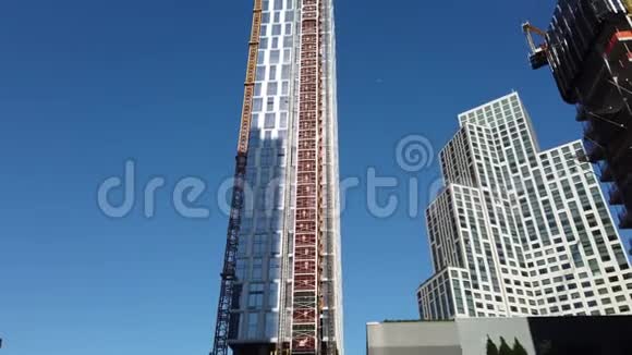 纽约纽约美国正在建造新的摩天大楼使用起重机电梯和脚手架的施工现场视频的预览图