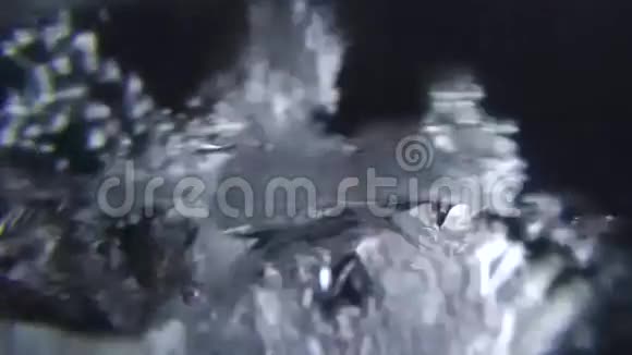 水射流和气泡水下慢动作视频视频的预览图