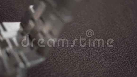 抛光钢表腕被放置在棕色表面视频的预览图