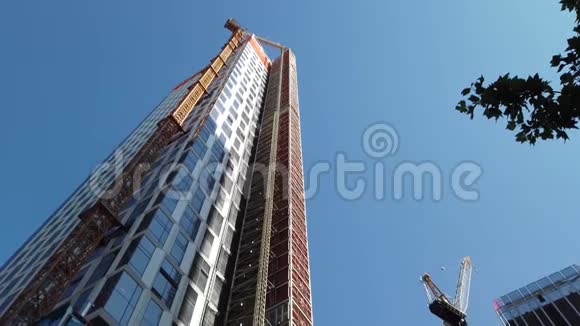 纽约纽约美国正在建造新的摩天大楼使用起重机电梯和脚手架的施工现场视频的预览图