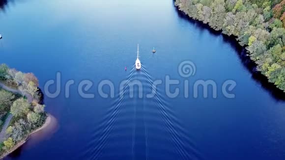 在苏格兰高地的一艘白色摩托艇后面飞越大格伦湖上空朝尼斯湖飞去视频的预览图