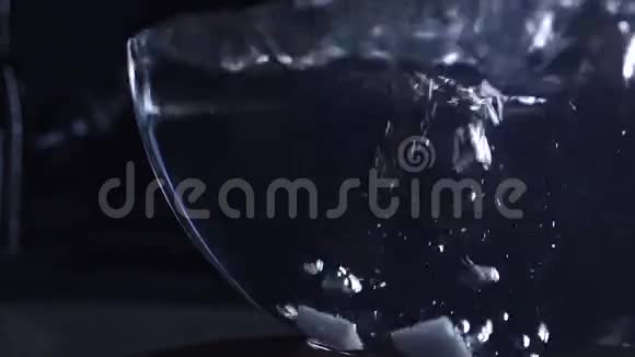 树状糖块掉进装有水的杯子里慢动作视频视频的预览图