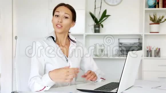 女员工在便携式电脑上打字视频的预览图