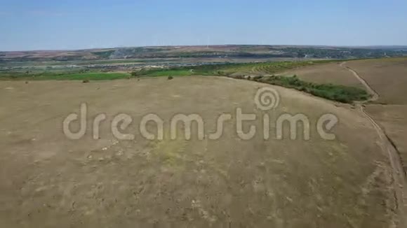 在葡萄园多瑙河和风车上空进行空中飞行视频的预览图