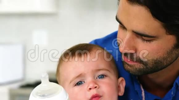 英俊的父亲喂养他的孩子视频的预览图