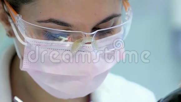 工作时戴防护眼镜的有吸引力医生视频的预览图