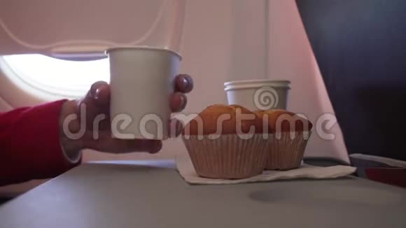 女人吃蛋糕喝饮料桌上的纸杯飞飞机股票录像视频的预览图