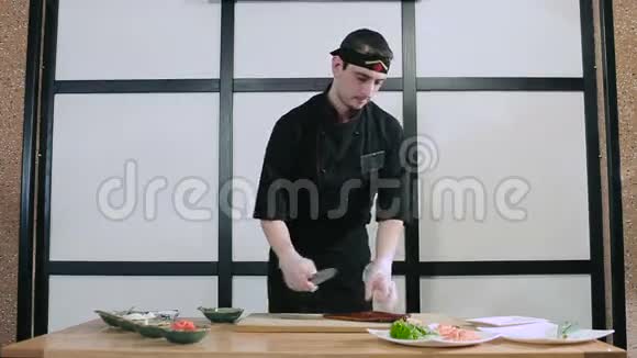 寿司师傅在厨房里切鳗鱼视频的预览图