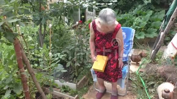 老妇人坐在扶手椅上视频的预览图
