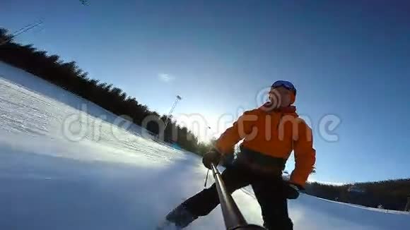 手里拿着自拍棒的人在滑雪视频的预览图