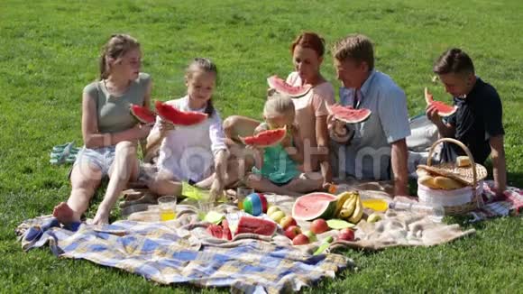 有四个孩子在野餐的男人和女人视频的预览图