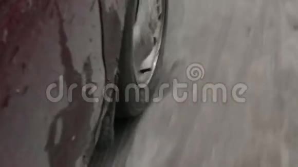 车轮车通过泥浆特写视频的预览图