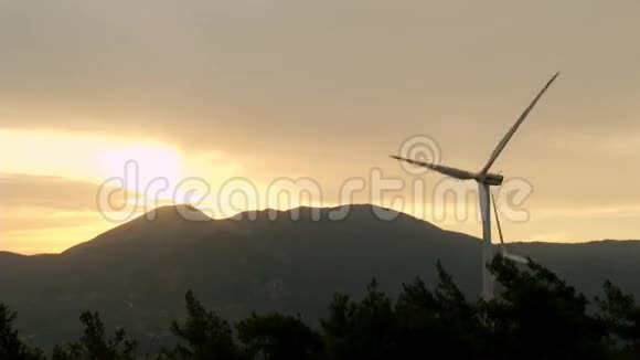 日落时的风力发电厂视频的预览图
