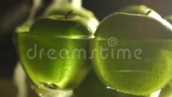男人在玻璃碗里洗绿苹果慢动作视频视频的预览图