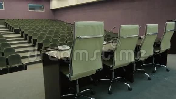 电影厅从皮革椅到麦克风桌的全景视频的预览图