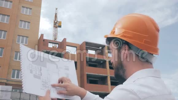 建筑师在建筑工地看蓝图视频的预览图