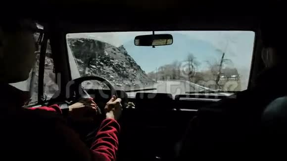 复古色调形象的人驾驶汽车在白天的时间背景使用从内部拍摄照片集中注意力司机手视频的预览图