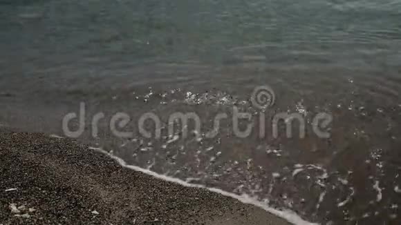 在户外沙滩上缓慢移动的海浪视频的预览图