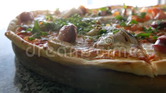 一大块新鲜出炉的比萨饼有蒸汽近距离观看美味的披萨和西红柿绿色巴伐利亚视频的预览图