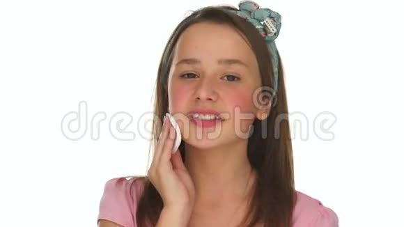 年轻女孩用棉垫洗脸视频的预览图