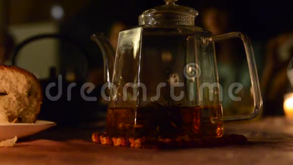 透明玻璃茶壶与冲泡茶视频的预览图