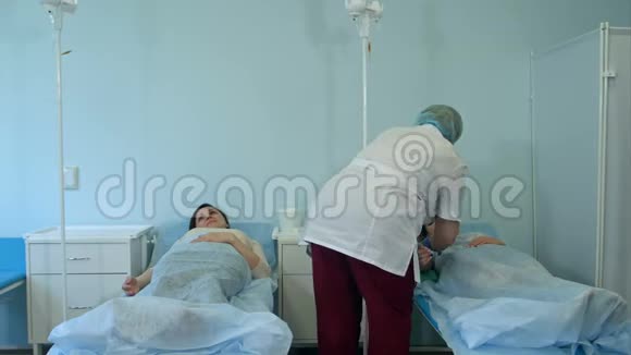护士在医院病房给女病人打点滴视频的预览图