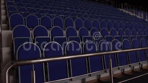 空音乐会和体育馆的蓝色座椅视频的预览图