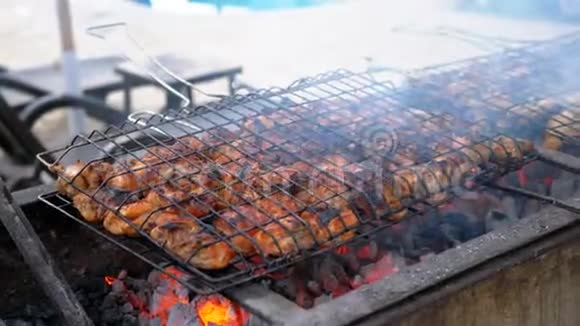 鸡串是在一个大烤架上由一个厨师在酒店的游泳池用蓝色的水煮的埃及视频的预览图