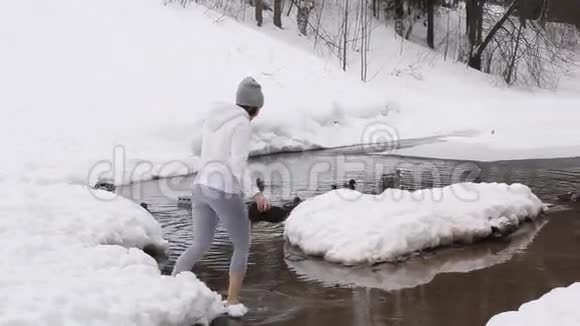 女孩在冬季公园里光着脚在水里健身视频的预览图