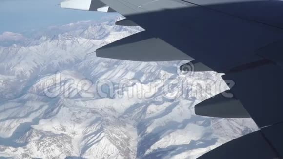 飞机翼下的高加索山脉空中景色视频的预览图