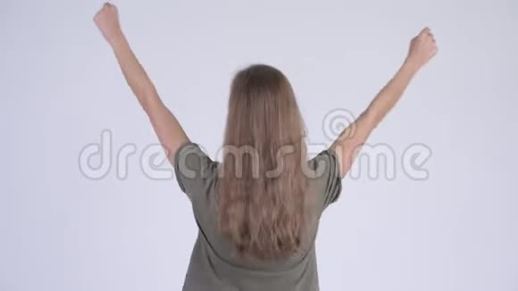 年轻幸福的女子举起拳头后景视频的预览图