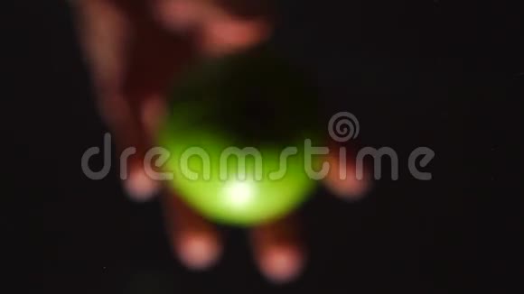 绿苹果落在镜头前劈开慢速视频视频的预览图