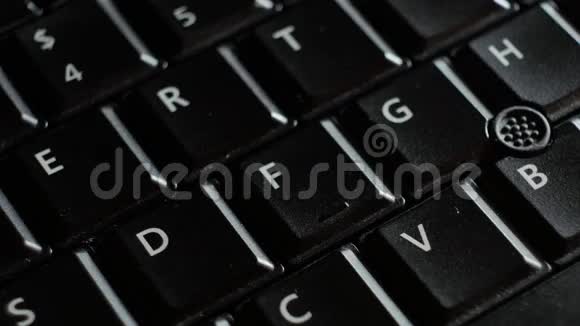 关闭黑色笔记本电脑键盘专注于输入按钮视频的预览图